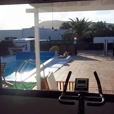 Playa Blanca Sleeps 6 Pool Wifi T691312 וילה *