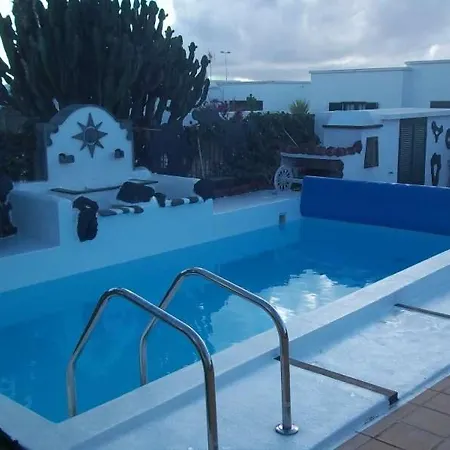 Playa Blanca Sleeps 6 Pool Wifi T691312 וילה